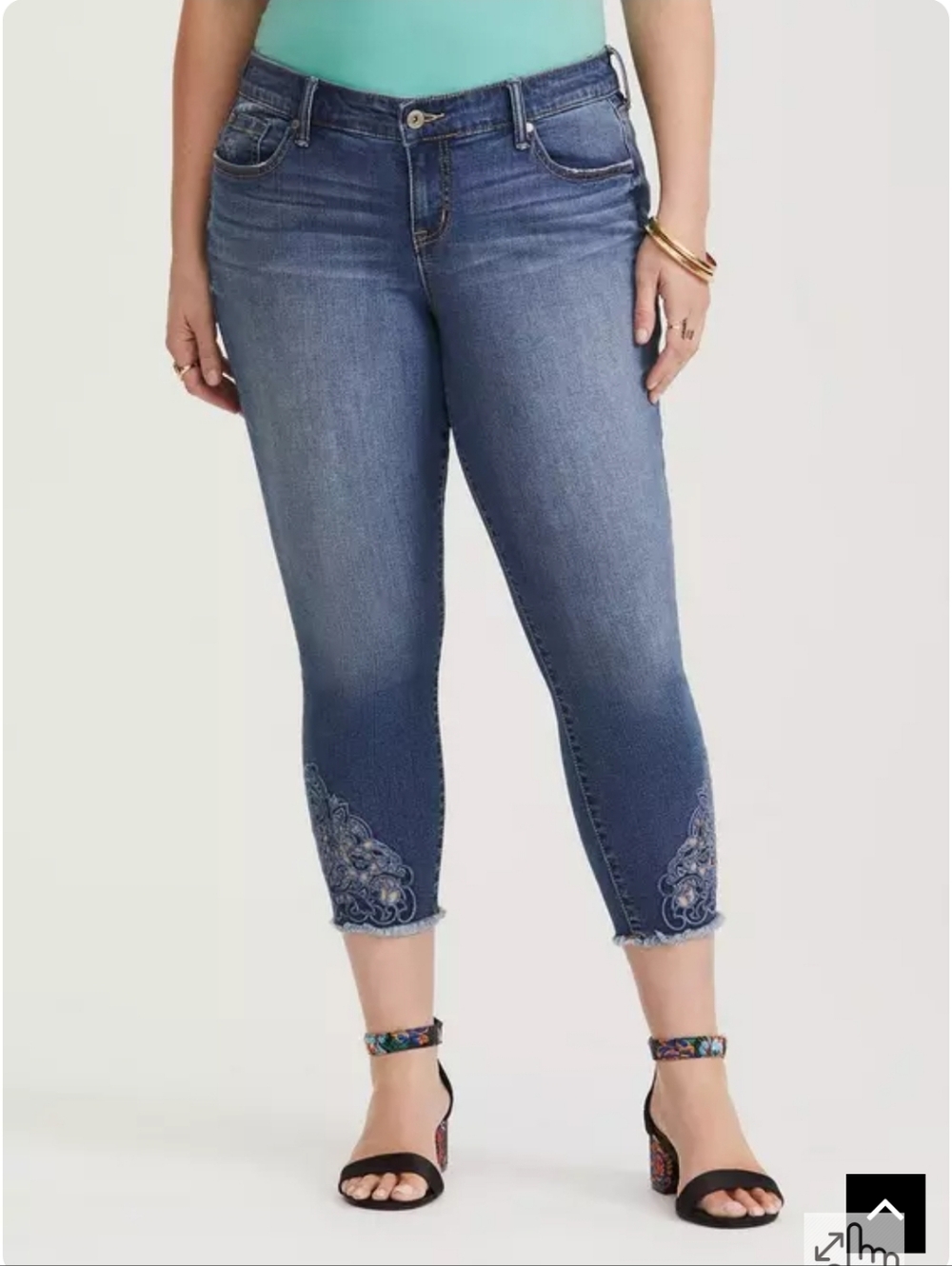 Torrid Sophia Crop Classic Skinny Jean - Vintage Stretch Medium Wash. Size 10.